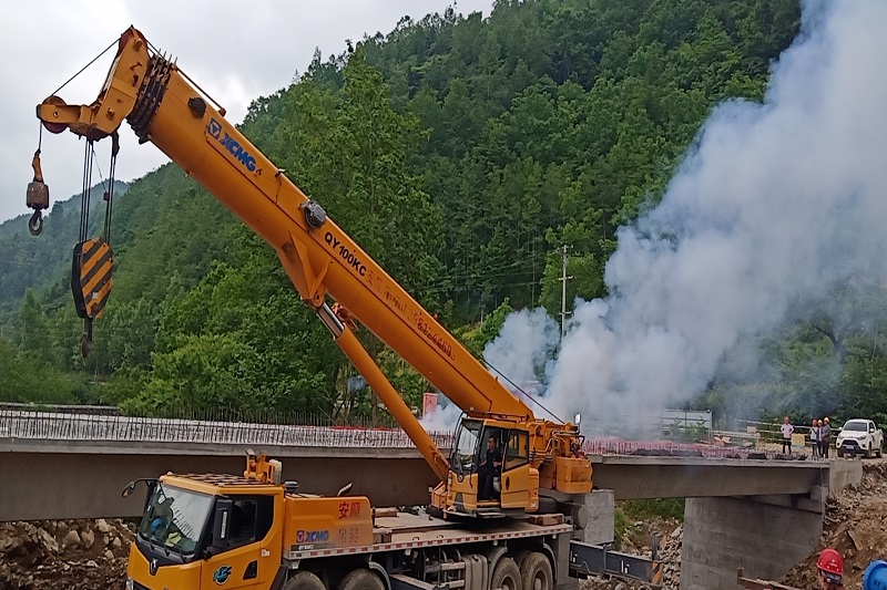 青川縣房石項目首片預制箱梁架設(shè)順利完成